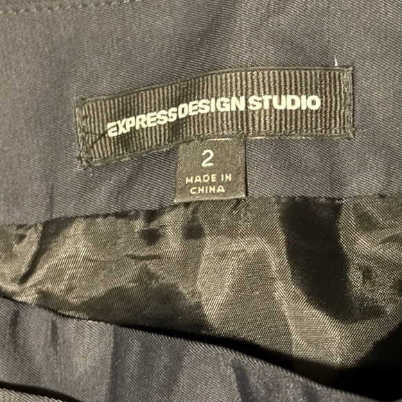 Black Express pleated mini skirt with pockets. - Picture 2 of 2